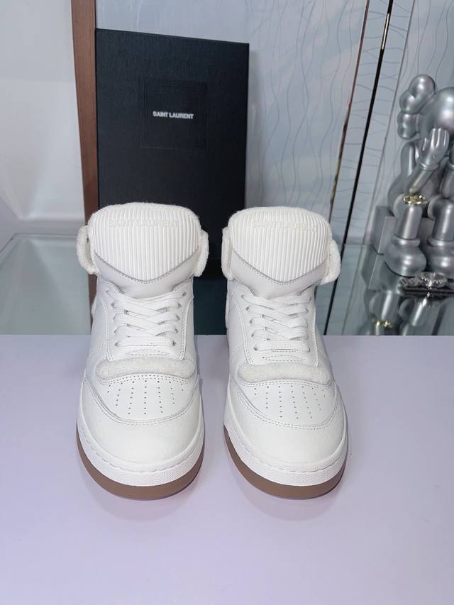 出厂:高帮 顶级版本 Ysl Saint Laurent 圣罗兰 Sl80春夏最新爆款休闲系列 Sl80运动高帮休闲鞋 圣罗兰 Sl80。原版购入 一比一复刻